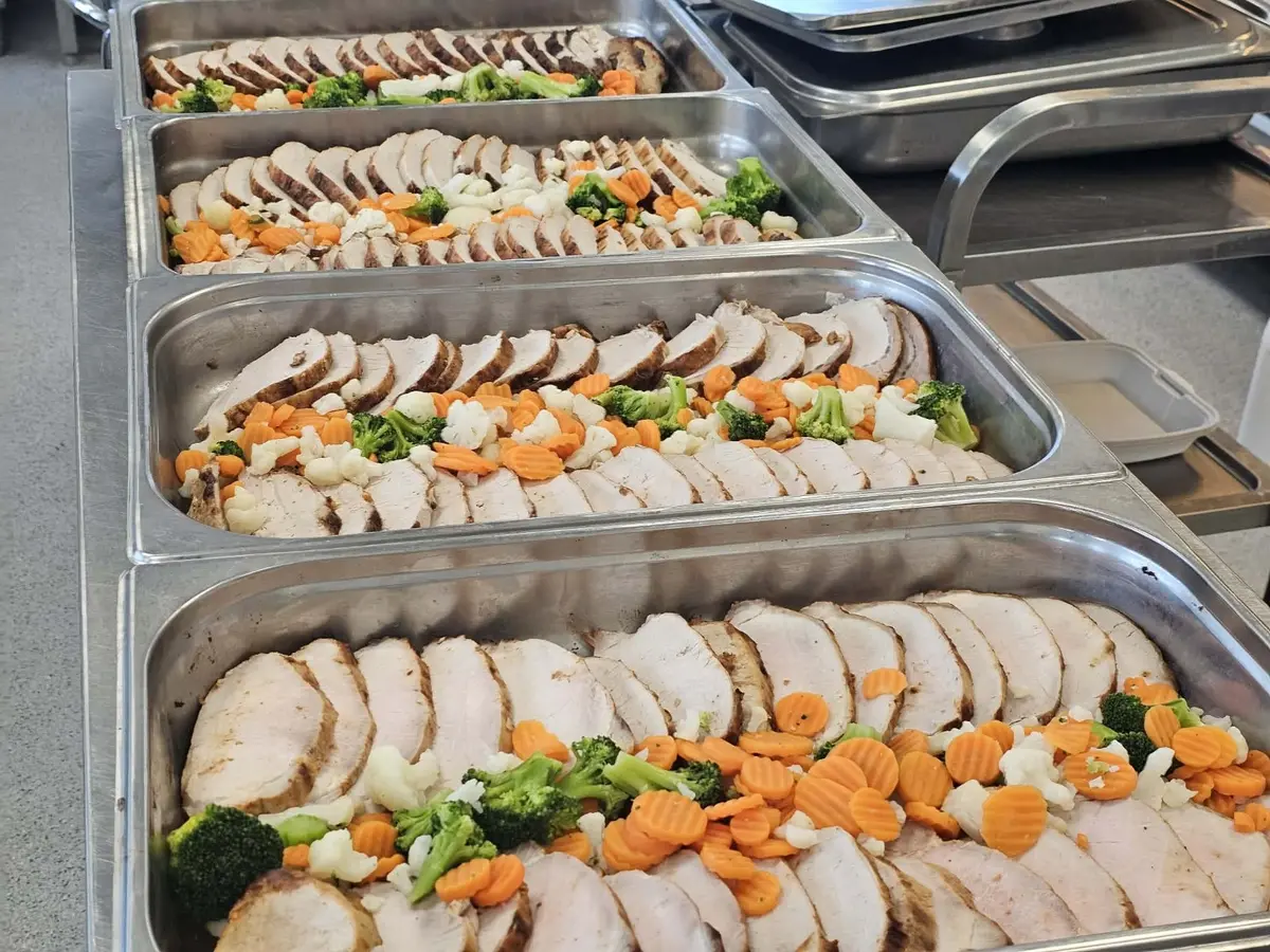 Uppläggningar med skivat kött och grönsaker