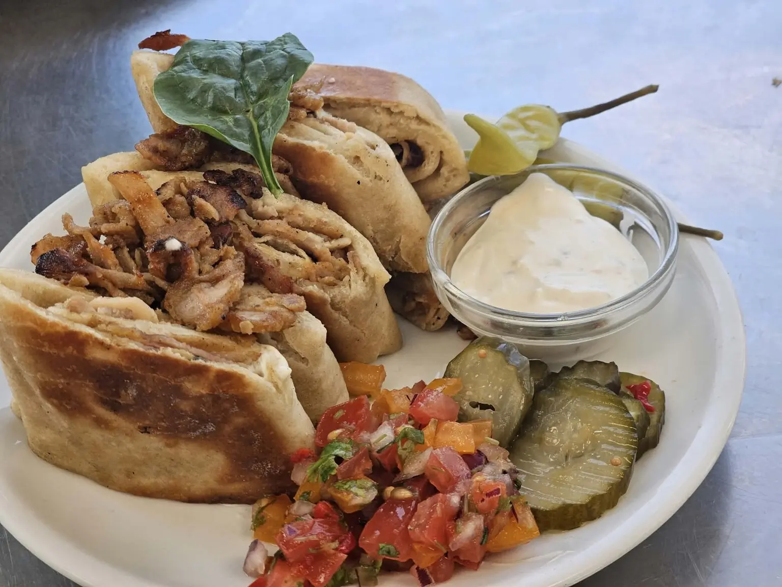 Gallo Shawarma med vitlökssås, grönsaker och pickles