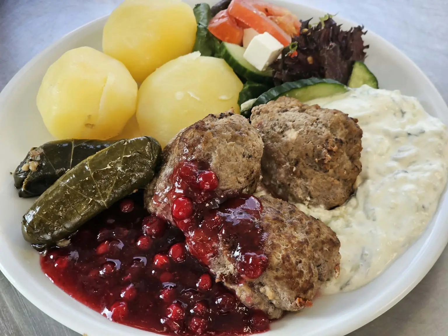 Grekiska färsbiffar med potatis, tzatziki, sallad och lingon