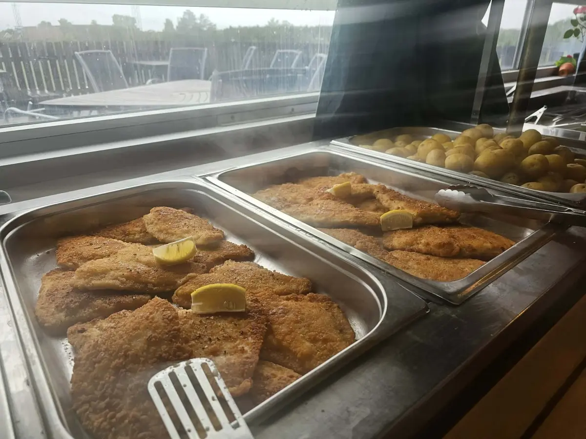 Schnitzel med citron och kokt potatis i lunchbuffén