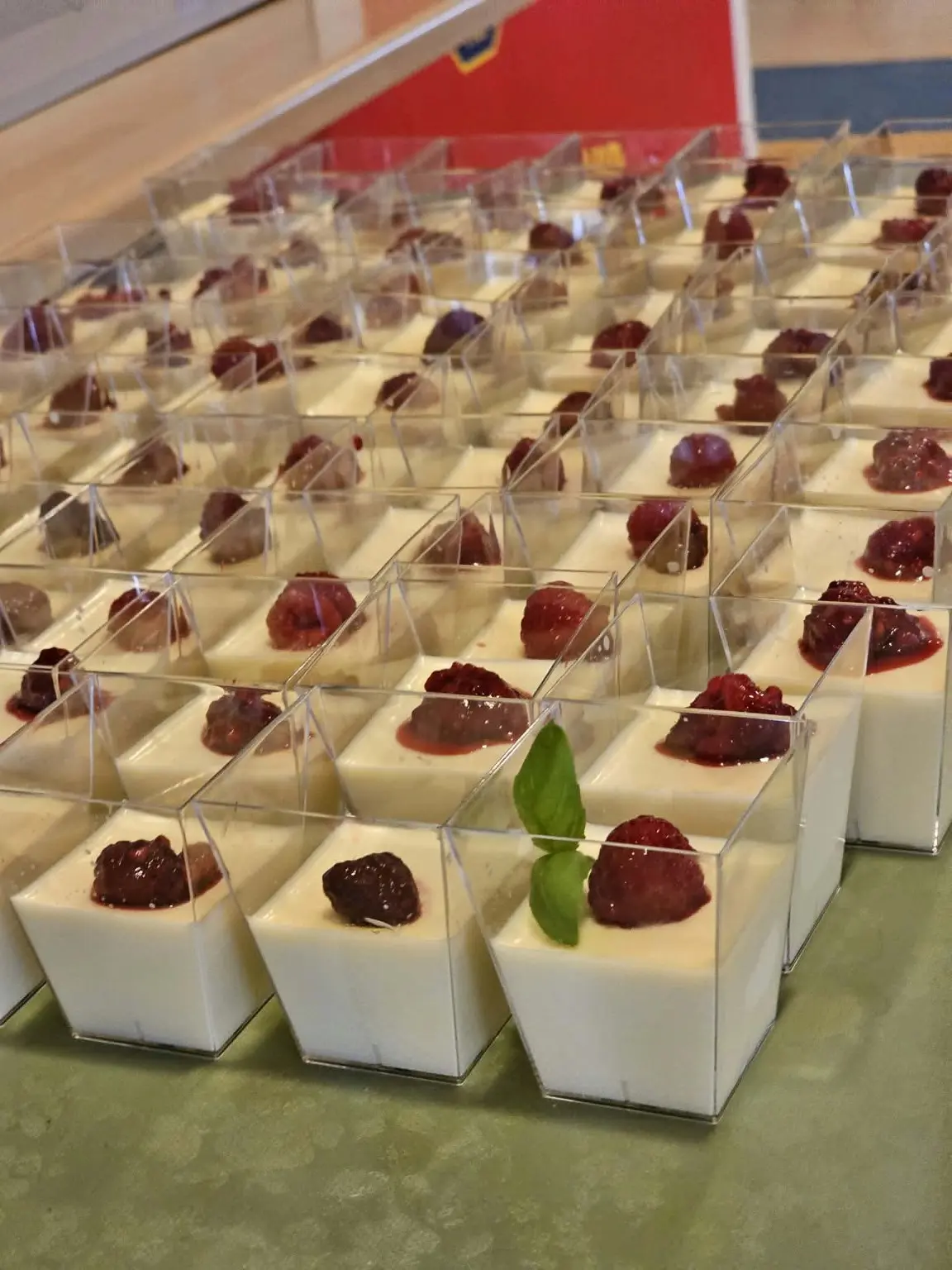 Pannacotta portionsserverad med bär