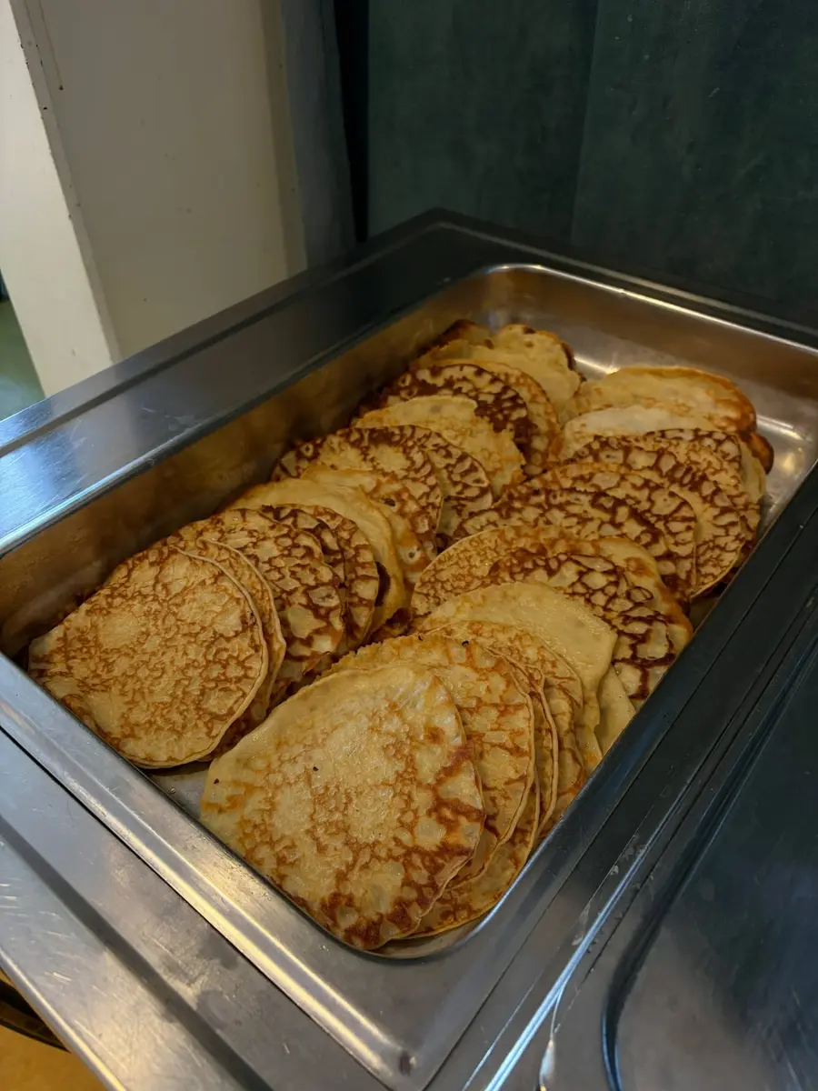 Nystekta pannkakor i serveringsfat