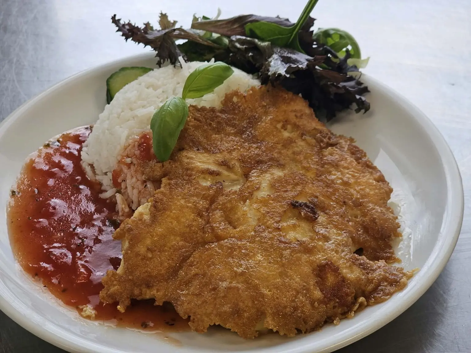 Piccata Milanese med tomatsås, ris och sallad