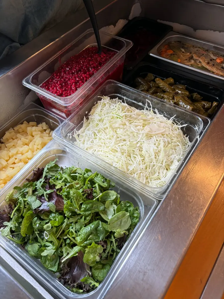 Fräscha sallader och tillbehör på buffébordet