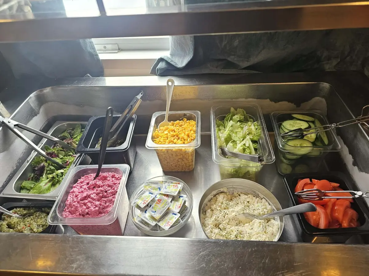 Salladsbuffé med grönsaker och tillbehör hos Solklintens